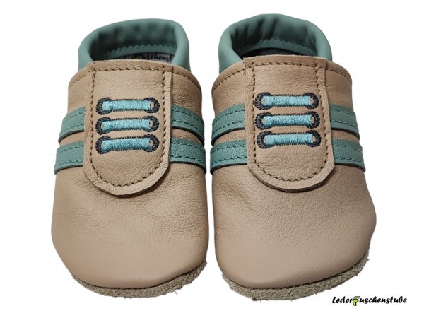 Lederpuschen als Turnschuh beige-pastelltürkis, Schnürsenkel gestickt anthrazit pasteltürkis und Streifen pastelltürkis